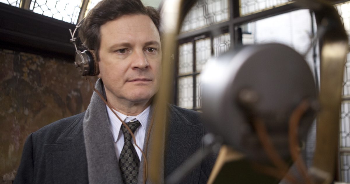 Kadr z filmu "Jak zostać królem". Colin Firth stoi przed mikrofonem