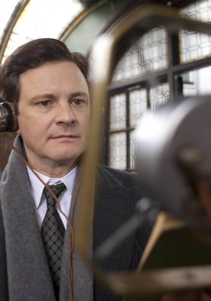 Kadr z filmu "Jak zostać królem". Colin Firth stoi przed mikrofonem