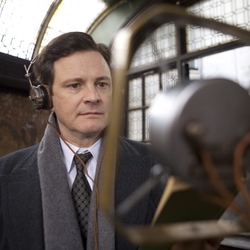 Kadr z filmu "Jak zostać królem". Colin Firth stoi przed mikrofonem