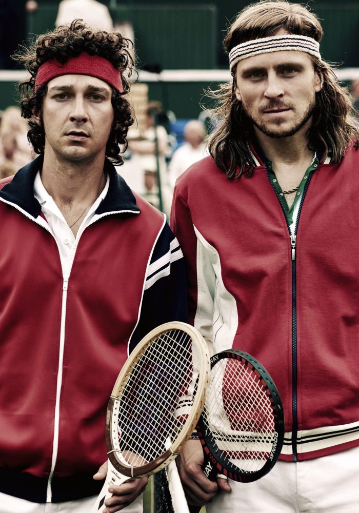 Bohaterowie filmu "Borg/McEnroe. Między odwagą a szaleństwem" na fotosie filmowym - ubrani jak tenisiści stoją na korcie.