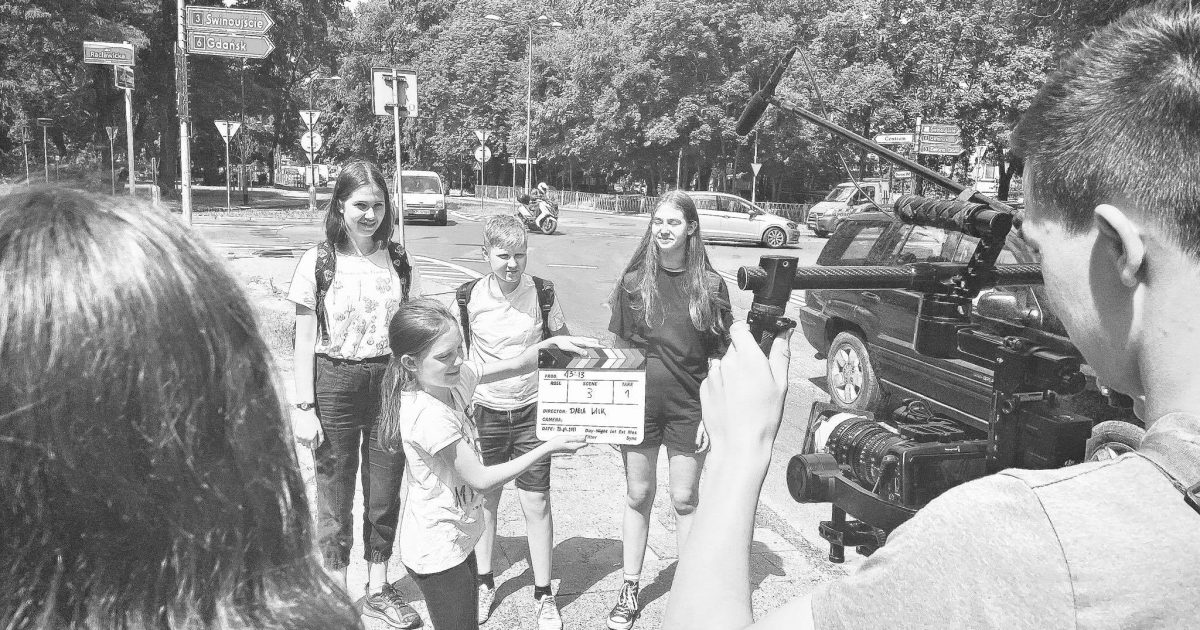 Młodzi uczestnicy warsztatów na ulicy podczas kręcenia filmu "13:13"